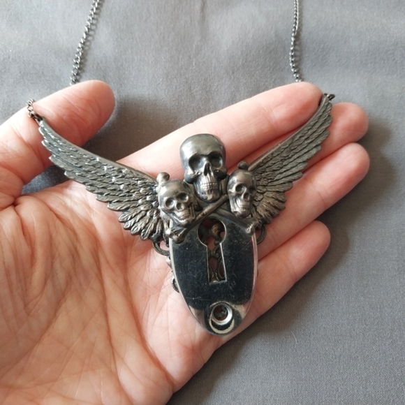 Bella Lili " Henchmen" skull w/ wings keyhole gothic necklace - Picture 6 of 6